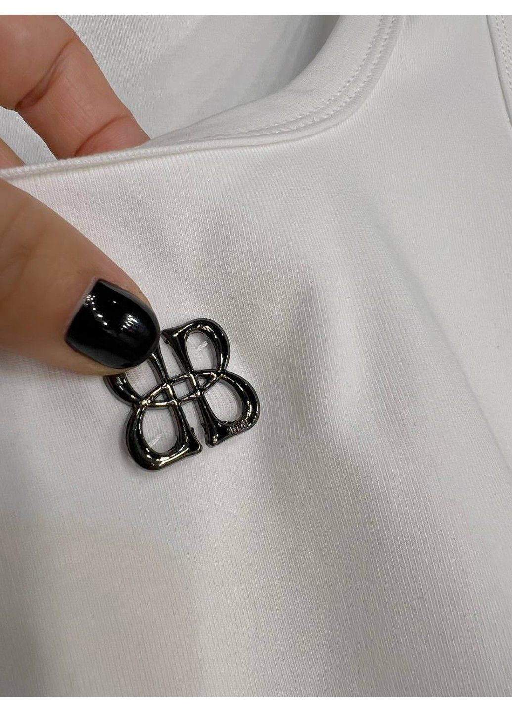 Майка жіноча A-N 25001 з широкими бретелями і металевим значком літери No Brand — 334098206