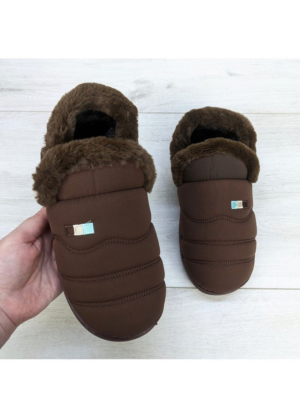 Коричневые тапочки чуни мужские на меху с закрытим задником Lion