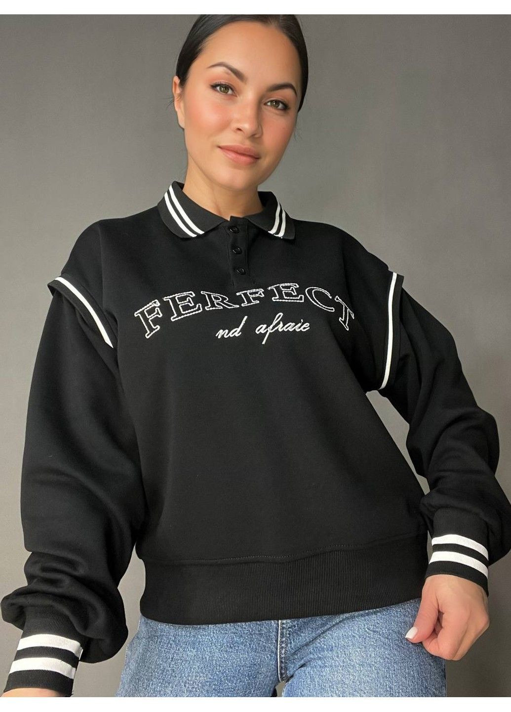 Чорний світшот жіночий a-n 25067 поло з комірцем гудзики оверсайз з аписом вишивкою perfect one size (316806732)