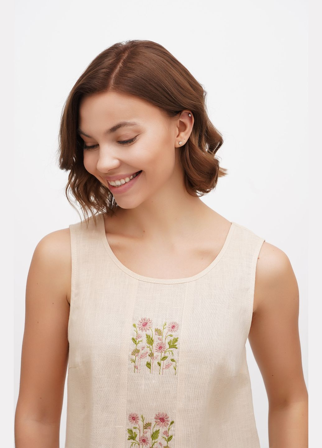 Бежевая вышиванка. женская блуза из тонкого льна без рукавов с цветами белла. розовый, р.44, код 9414/44/320 ГАЛЕРЕЯ ЛЬОНУ