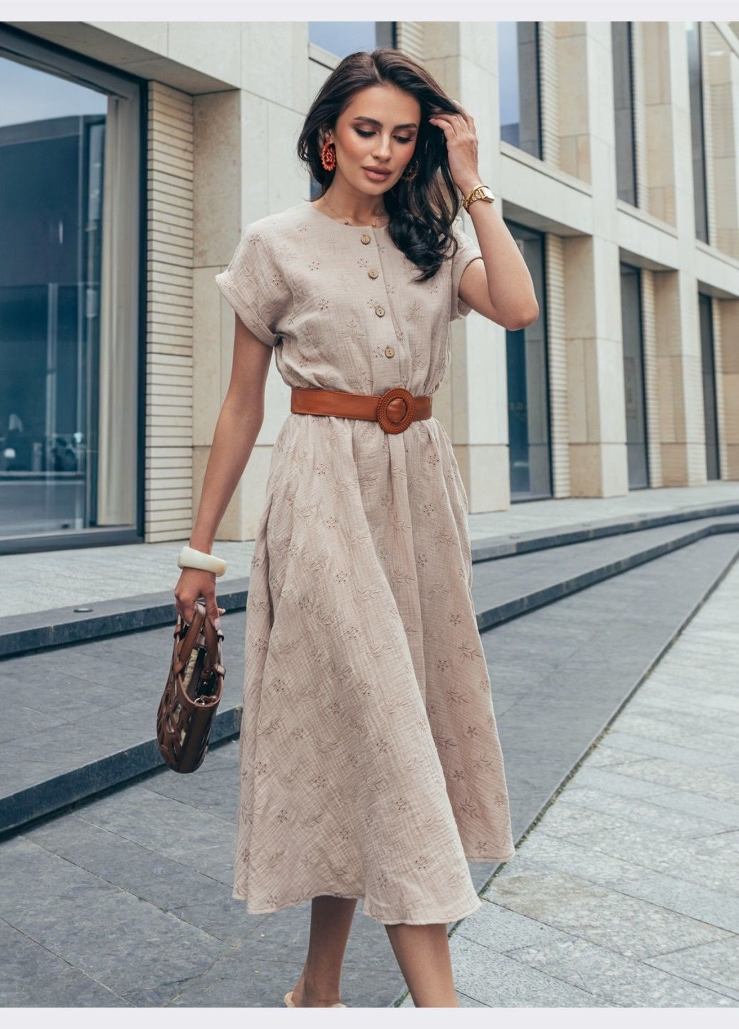 Бежевое кэжуал расклёшенное платье из бежевого муслина с вышивкой клеш Dressa однотонное