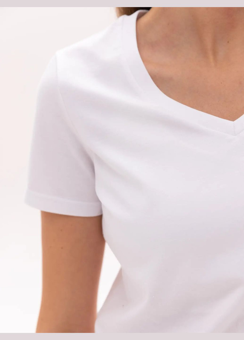 Белая всесезон футболка женская с v-образным вырезом с коротким рукавом Роза