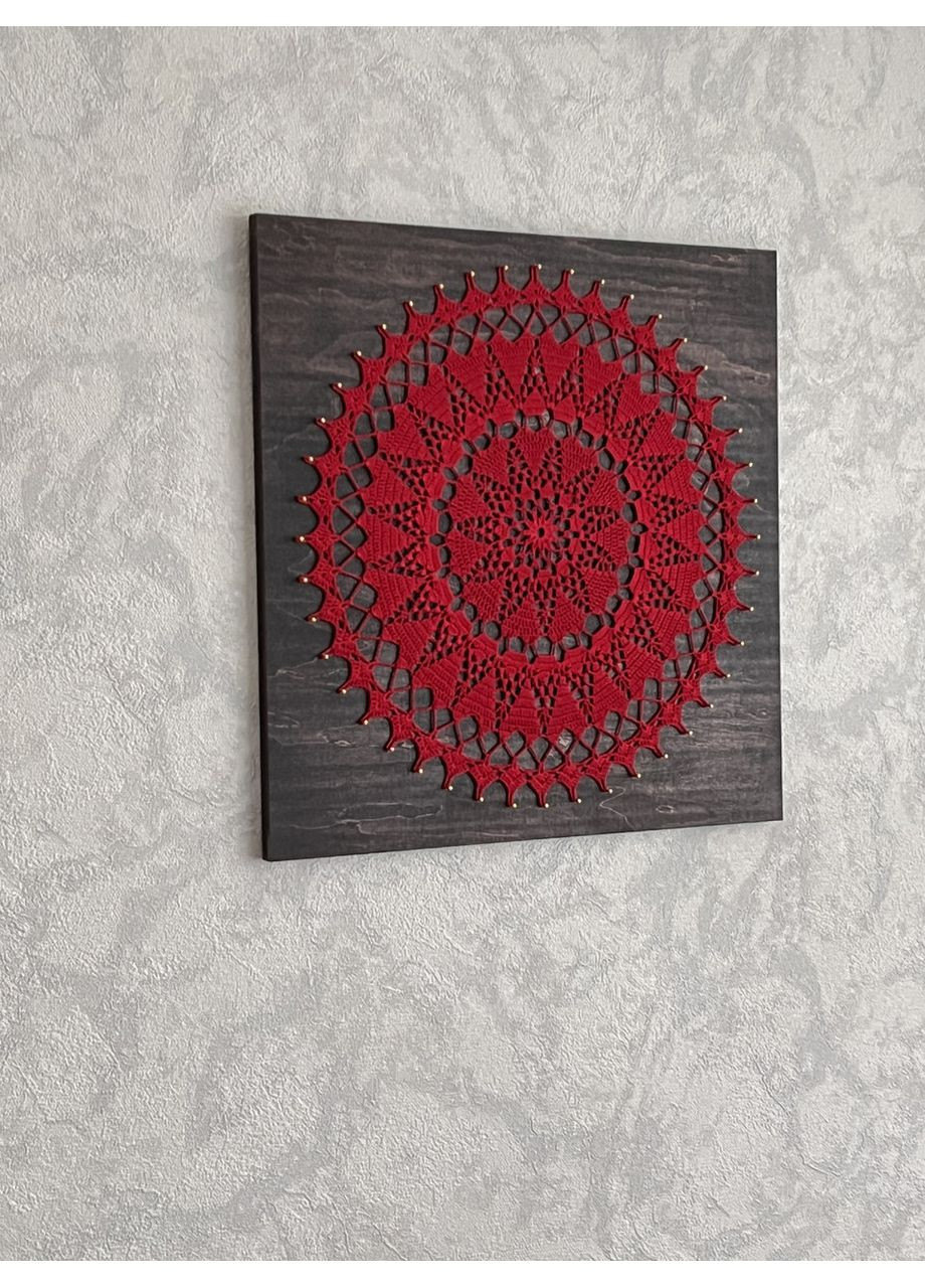 Червона мандала ручної роботи “Серце спокою”. В’язана картина на дерев’яному артборді 45 х 45 см Dream Studio (363057547)