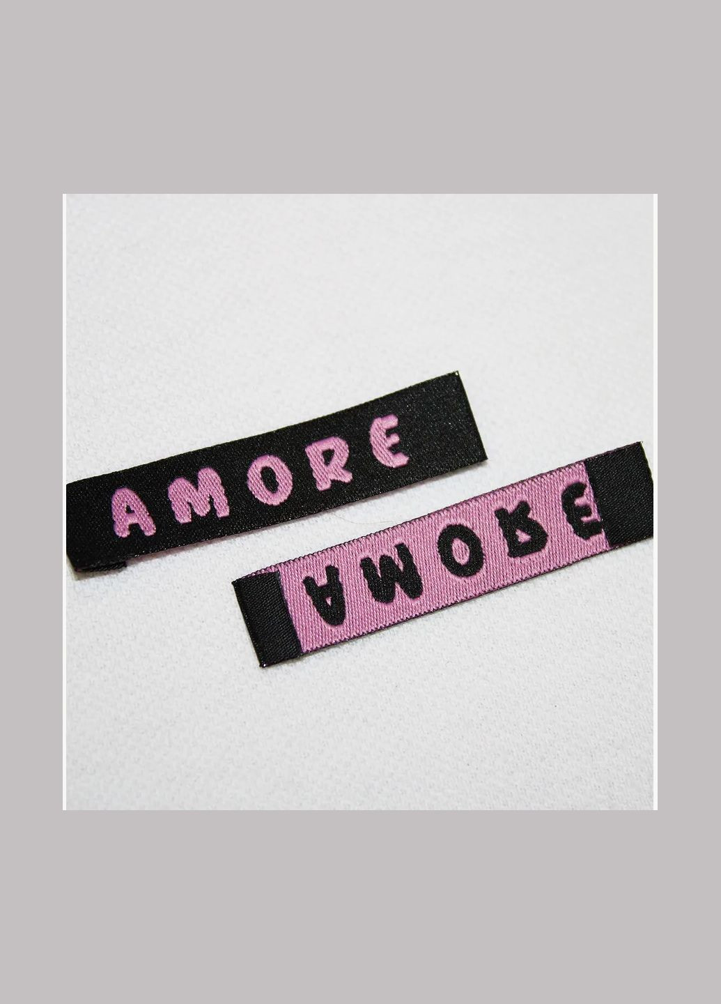 Бирка жаккардовая "Amore" черного цвета с розовым лого (5001) No Brand (335812359)