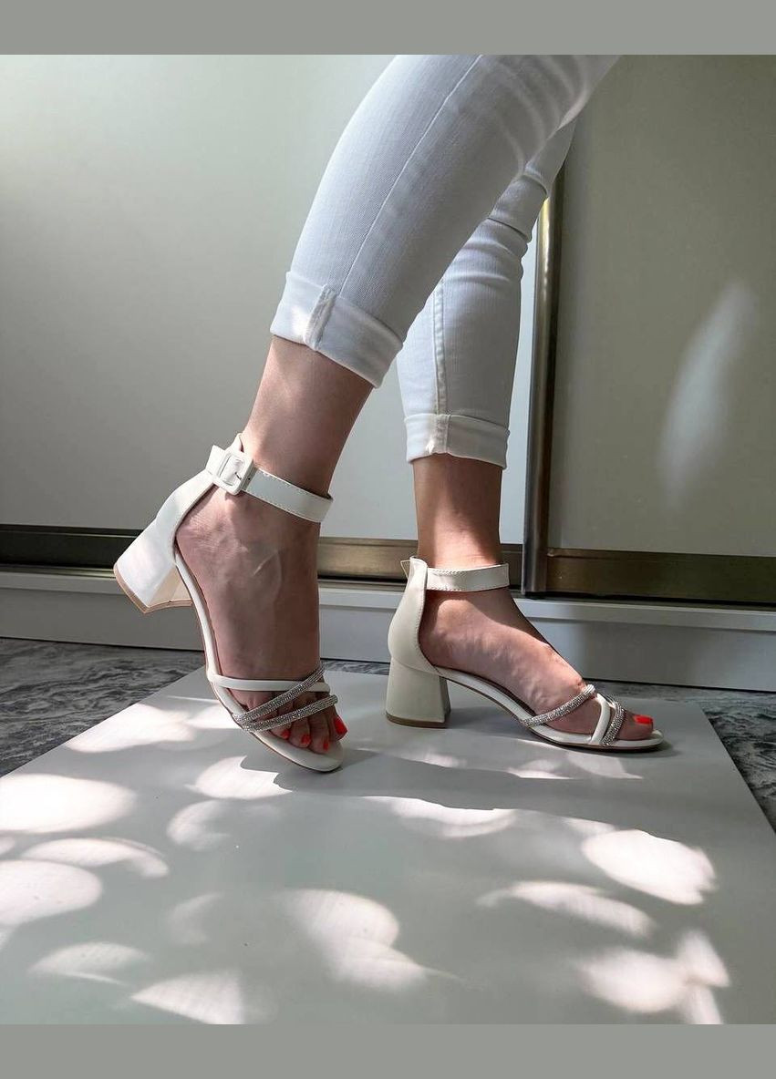 Белые эффектные женские босоножки No Brand