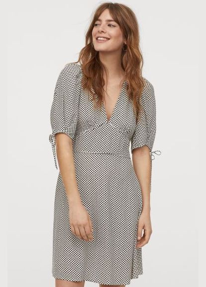 Бежевое платье H&M однотонное