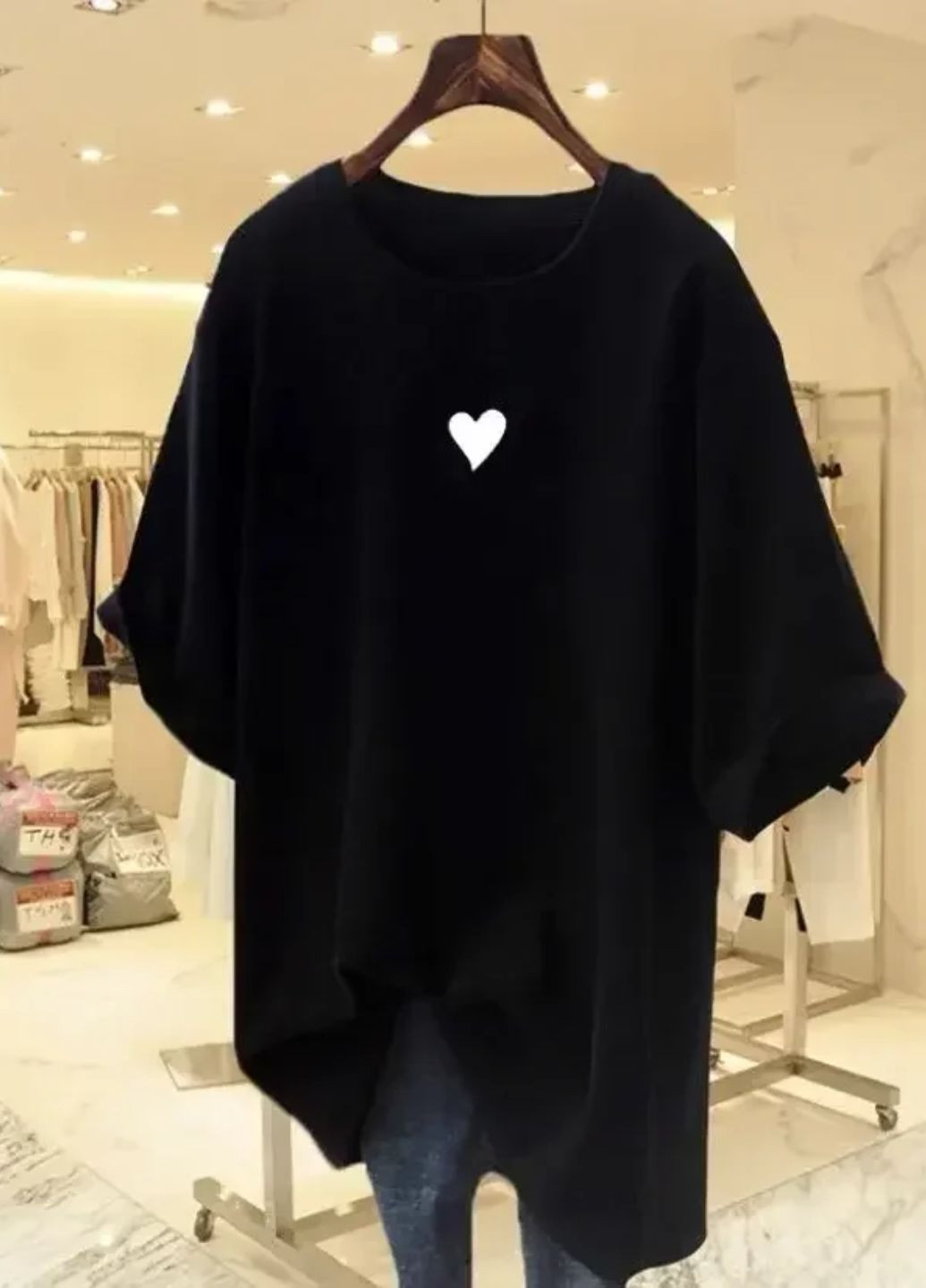 Футболка жіноча з білим серцем спереду No Brand - (358494842)