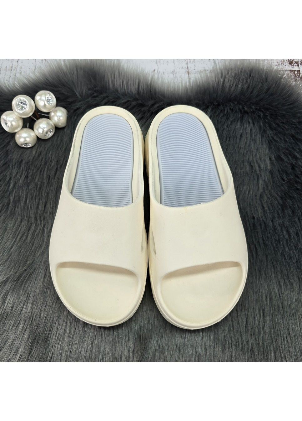 Молочные шлепанцы женские Progress