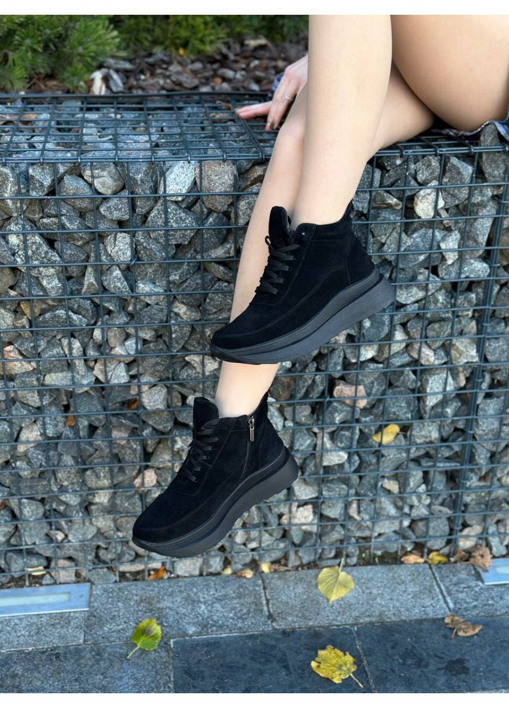 Черные всесезонные женские замшевые кроссовки VZUTIK