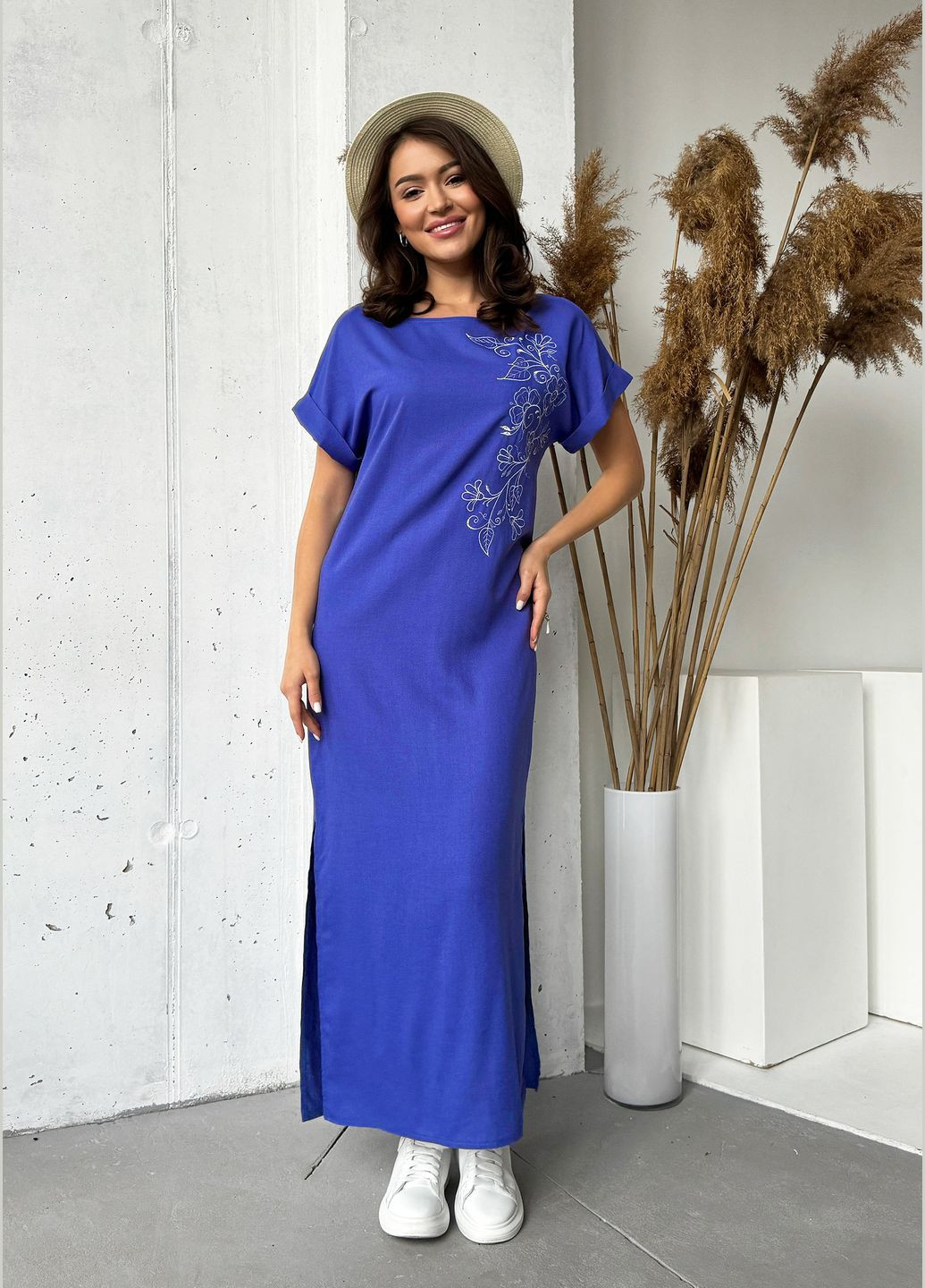 Синее повседневный, кэжуал, джинсовое, вечернее яркое летнее льняное платье длины макси с цветочной вышивкой INNOE однотонное