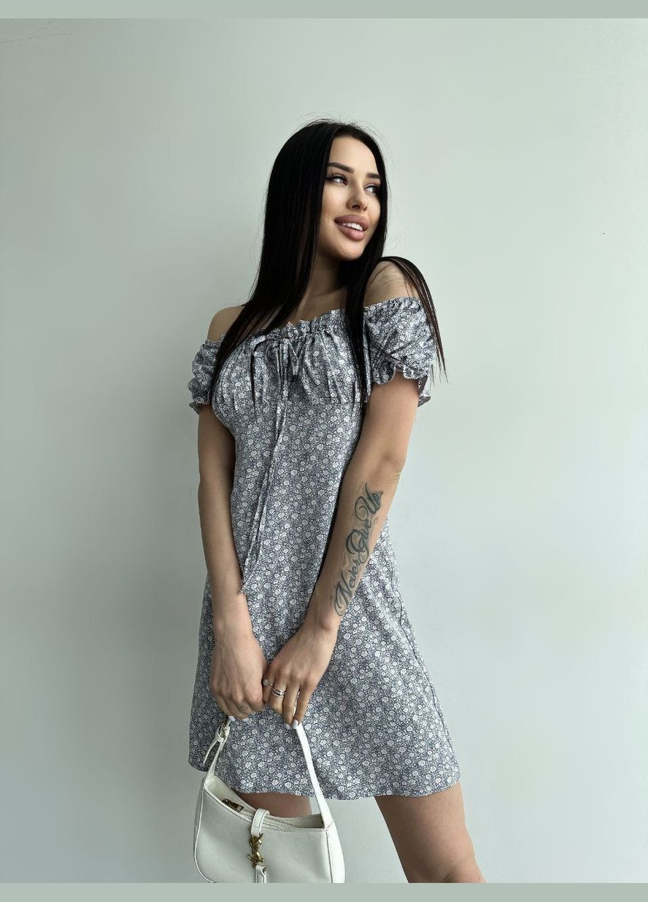 Серое повседневный женское платье с цветочным принтом с открытыми плечами Гермес с цветочным принтом