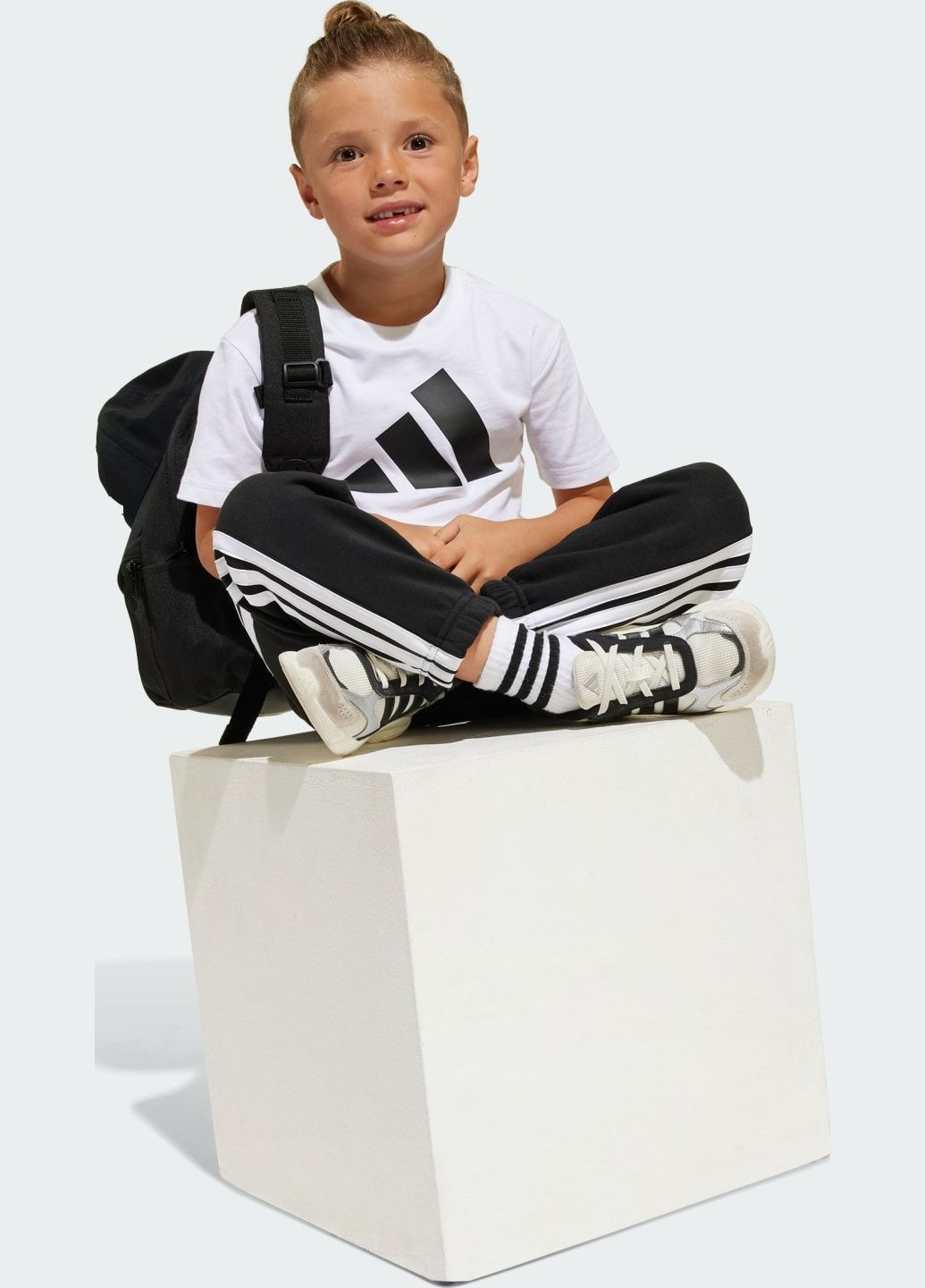 Белая демисезонная футболка essentials kids adidas