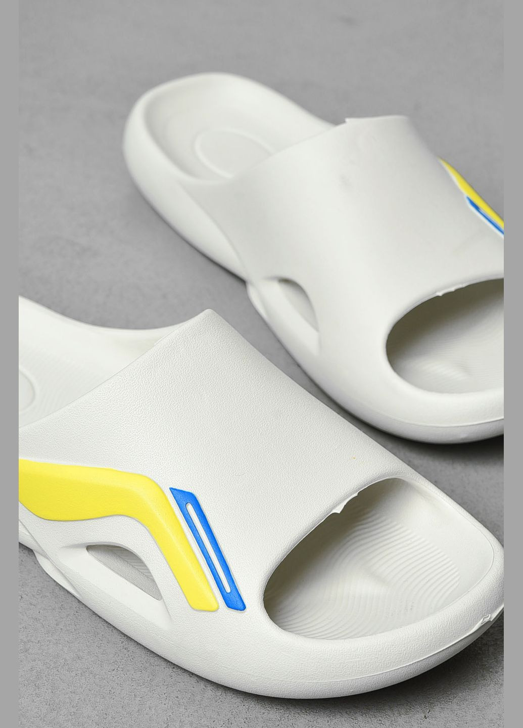 Шльопанці чоловічі піна молочного кольору Let's Shop (322765397)