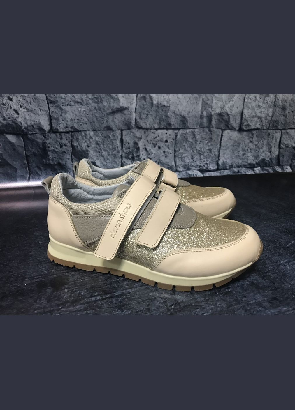 Бежеві всесезонні шкіряні кросівки для дівчаток на липучці пудра 11Shoes