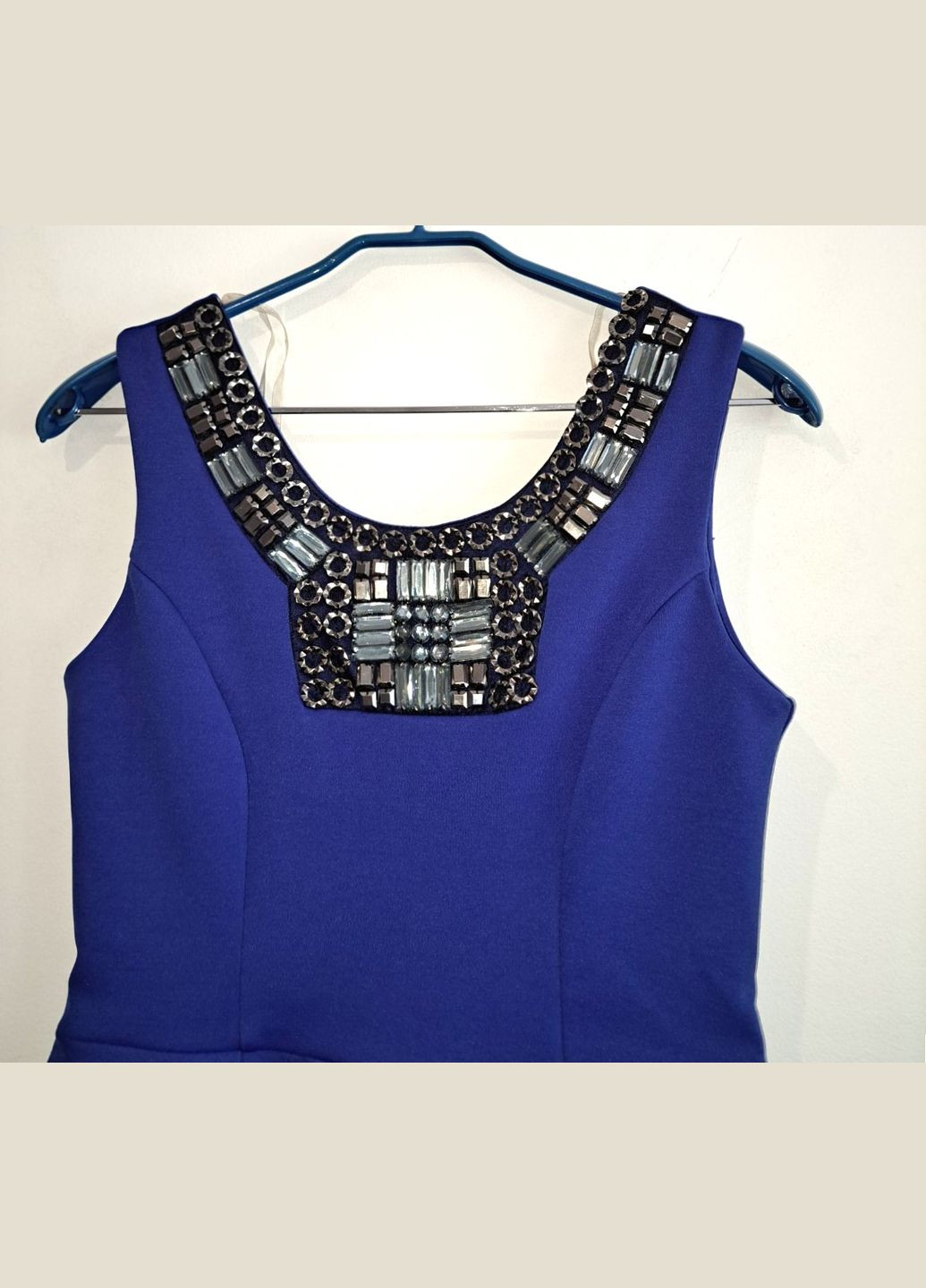 Синя святковий, коктейльна, вечірня сукня з баскою, з відкритою спиною, футляр Lipsy однотонна