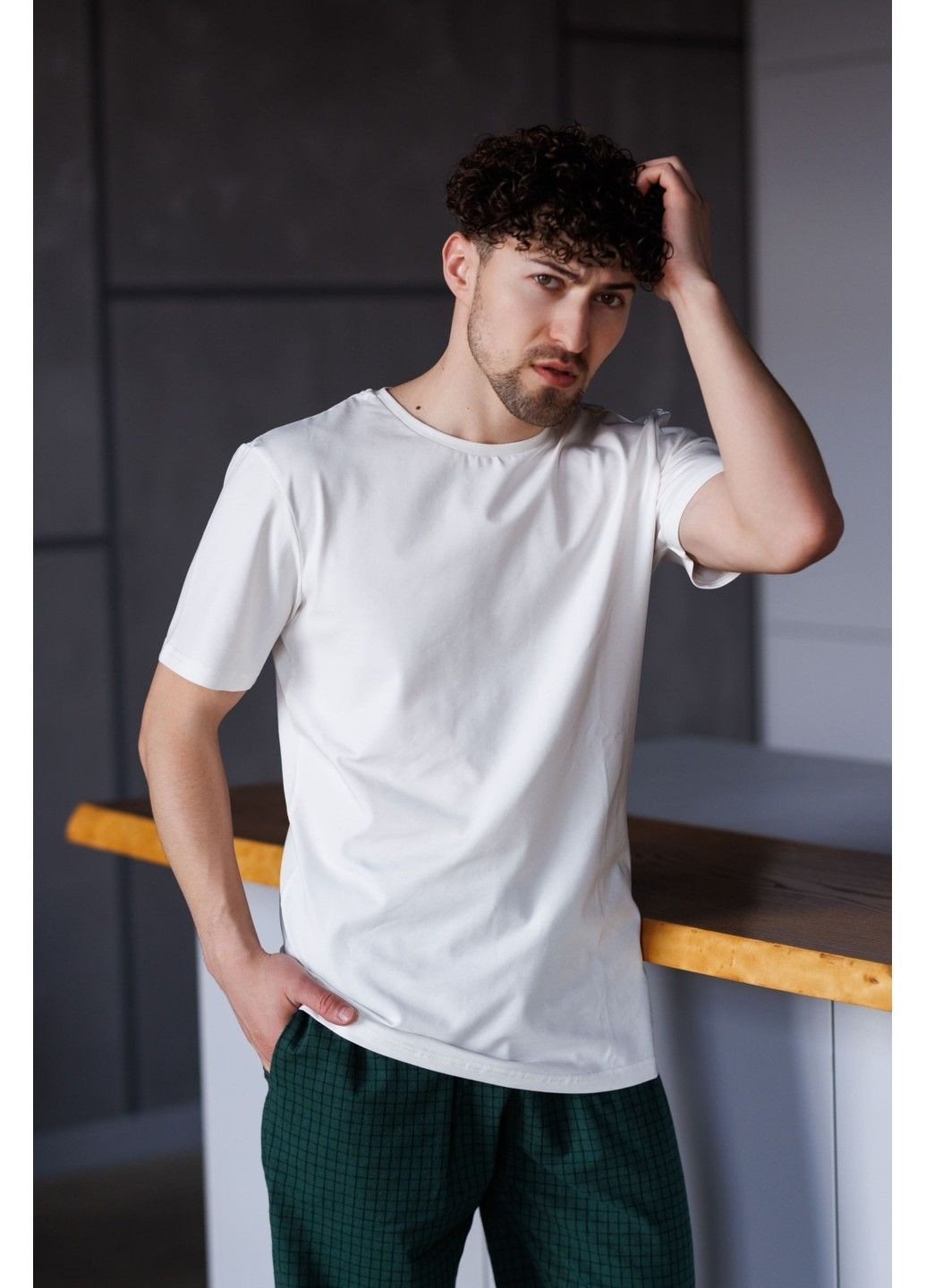 Піжама чоловіча футболка молочна + штани SOFT в клітинку зелені Handy Wear (329447832)