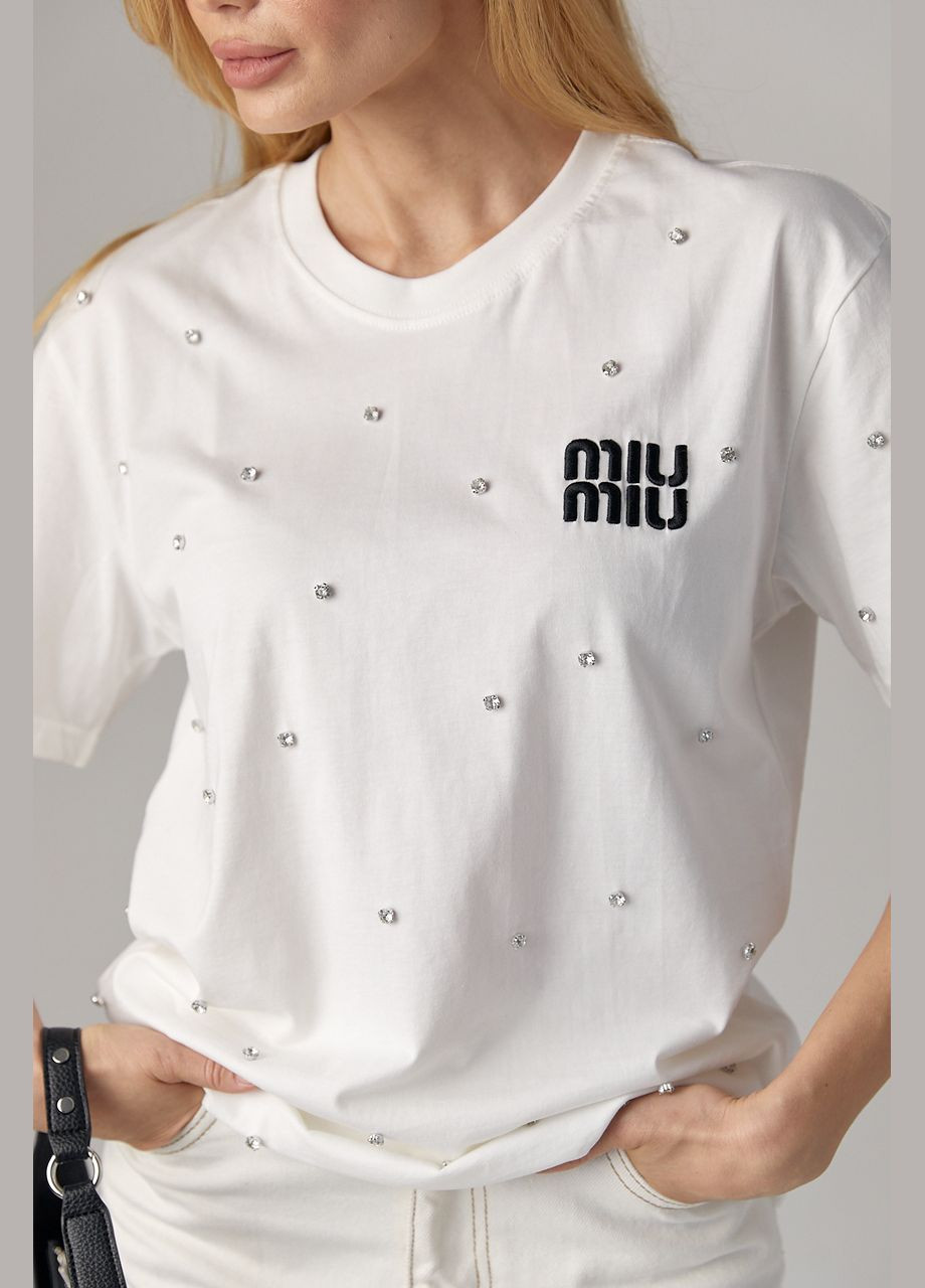 Молочна літня жіноча футболка зі стразами та вишитим написом miu miu Lurex
