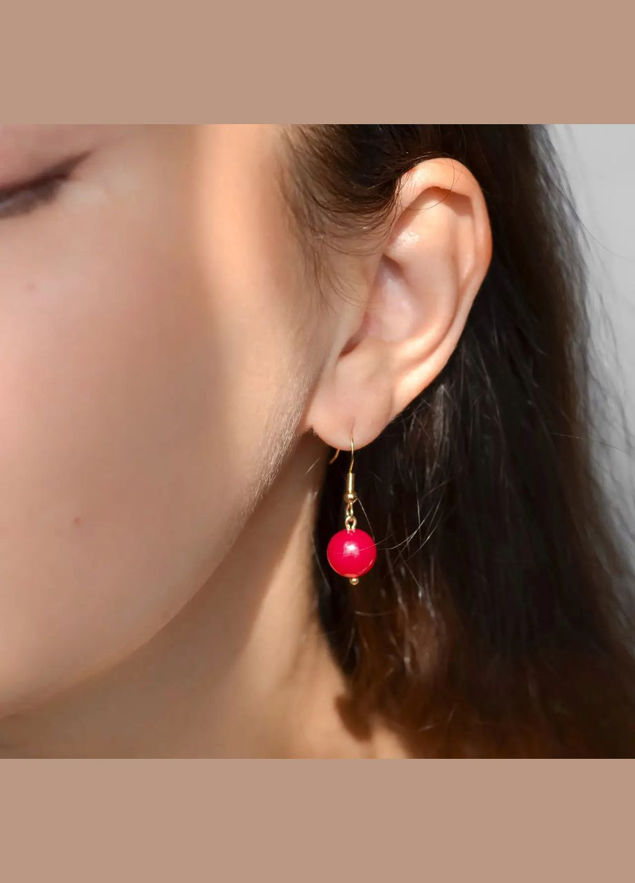 Серьги натуральный камень Рубин гладкий шарик, швенза цвет золото фур-ра гип-ный сплав d-8мм L-30мм No Brand Підвіски (305593770)