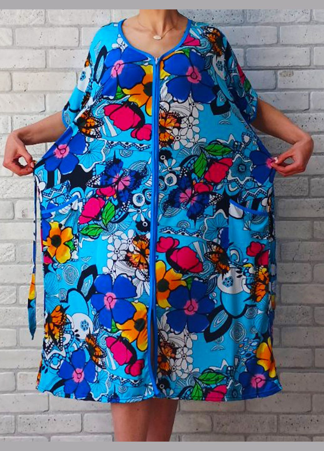 Женский халат летний большого размера (норма, батал) с рукавом и карманами на молнии пояс сзади, цвет голубой в цветы No Brand (322135916)