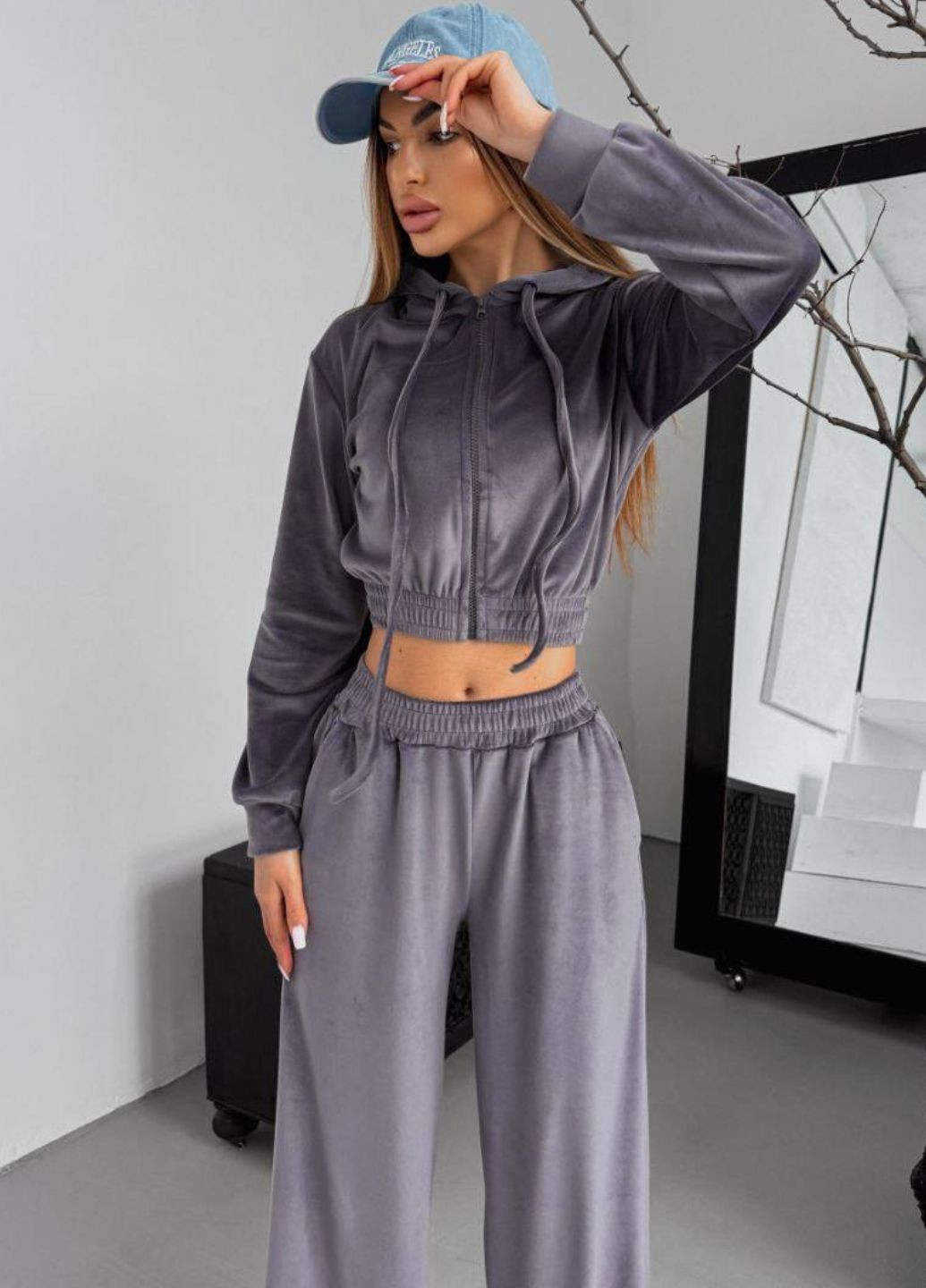 Базовий повсякденний велюровий костюм двійка: вкорочнеий худі на блискавці + штани високої посадки Україна (328416260)