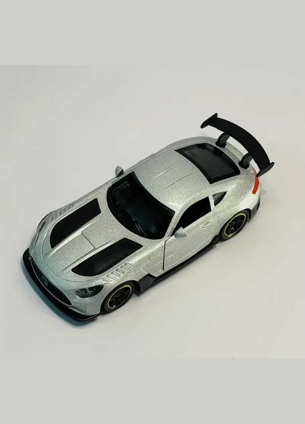 Металлическая модель гоночного автомобиля 1:43 со спойлером, серебристая No Brand (348322544)