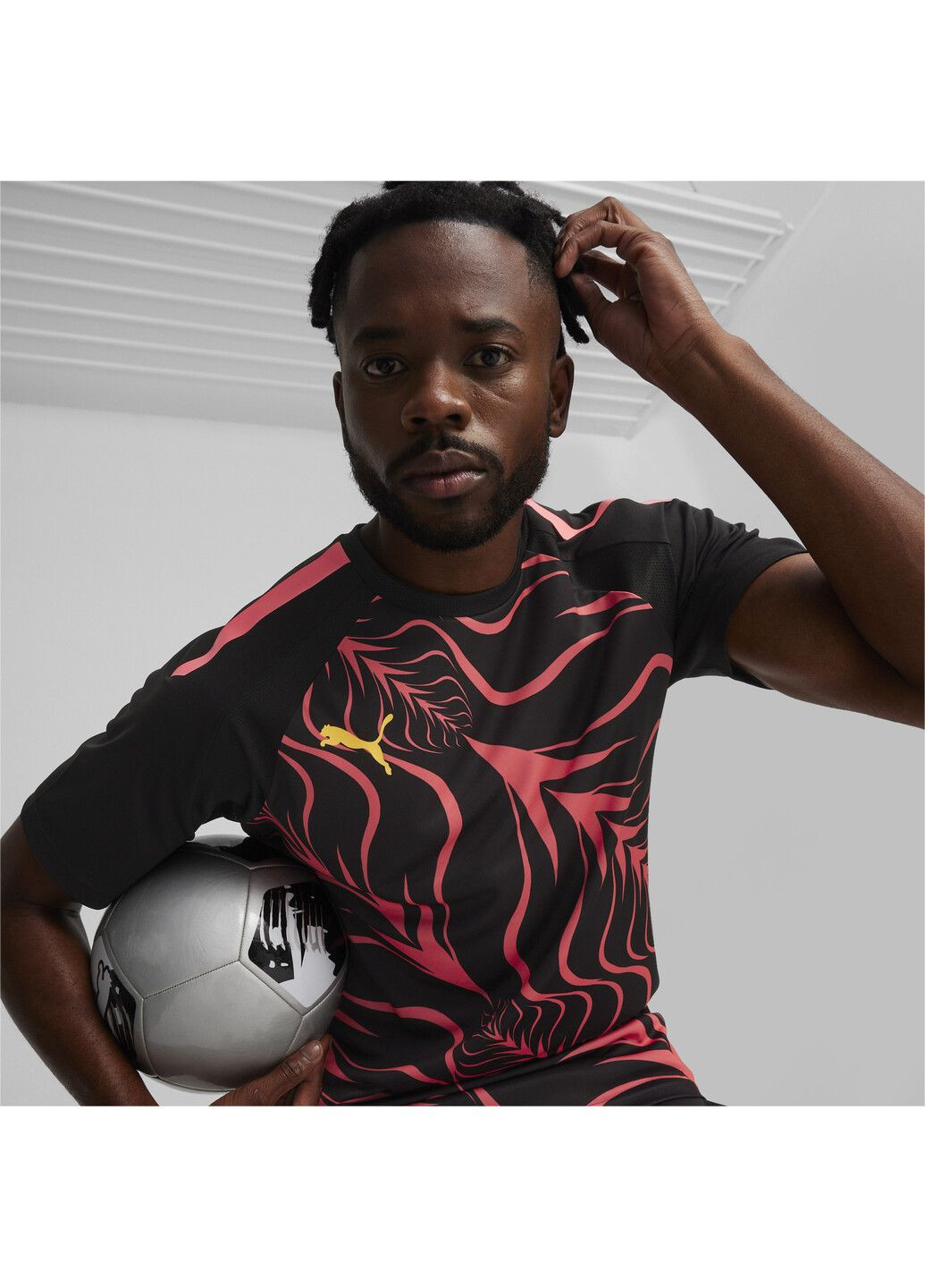 Черная футболка individualliga graphic men's football jersey Puma