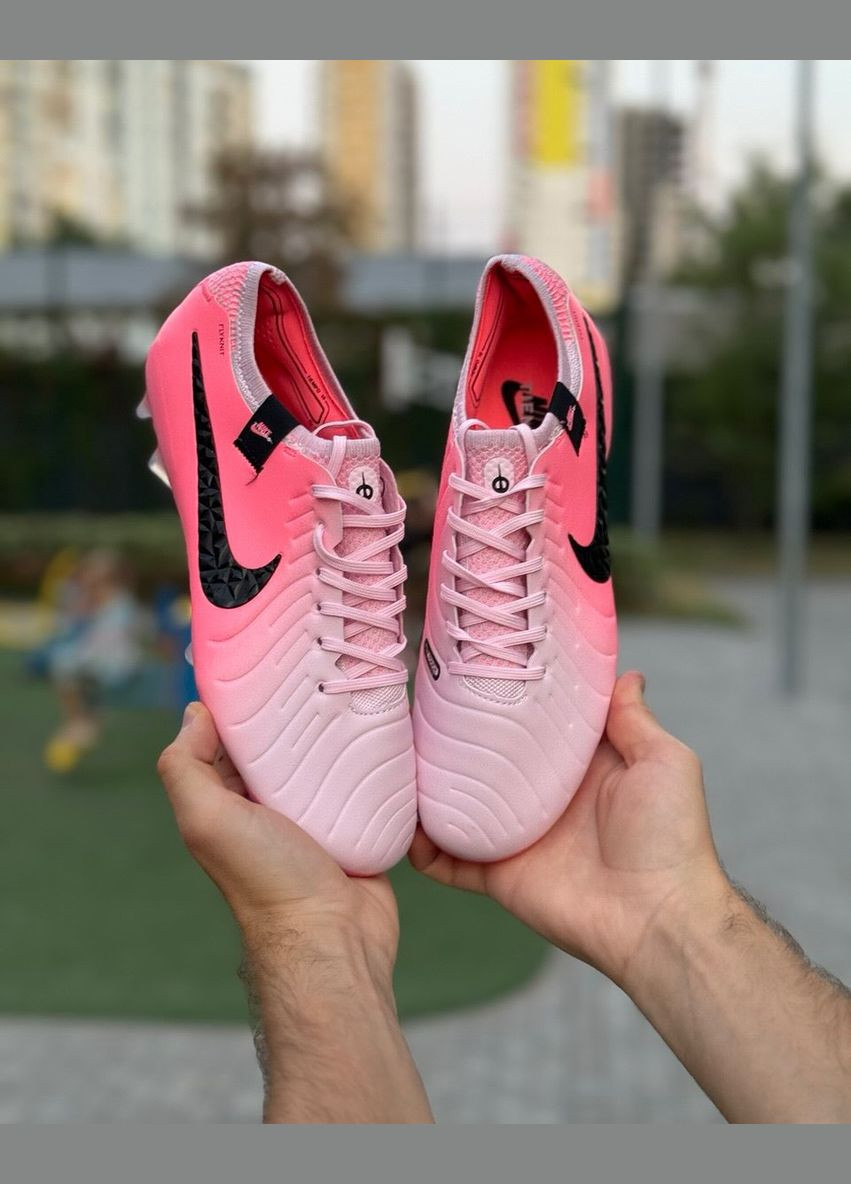 Розовые футбольные бутсы No Brand