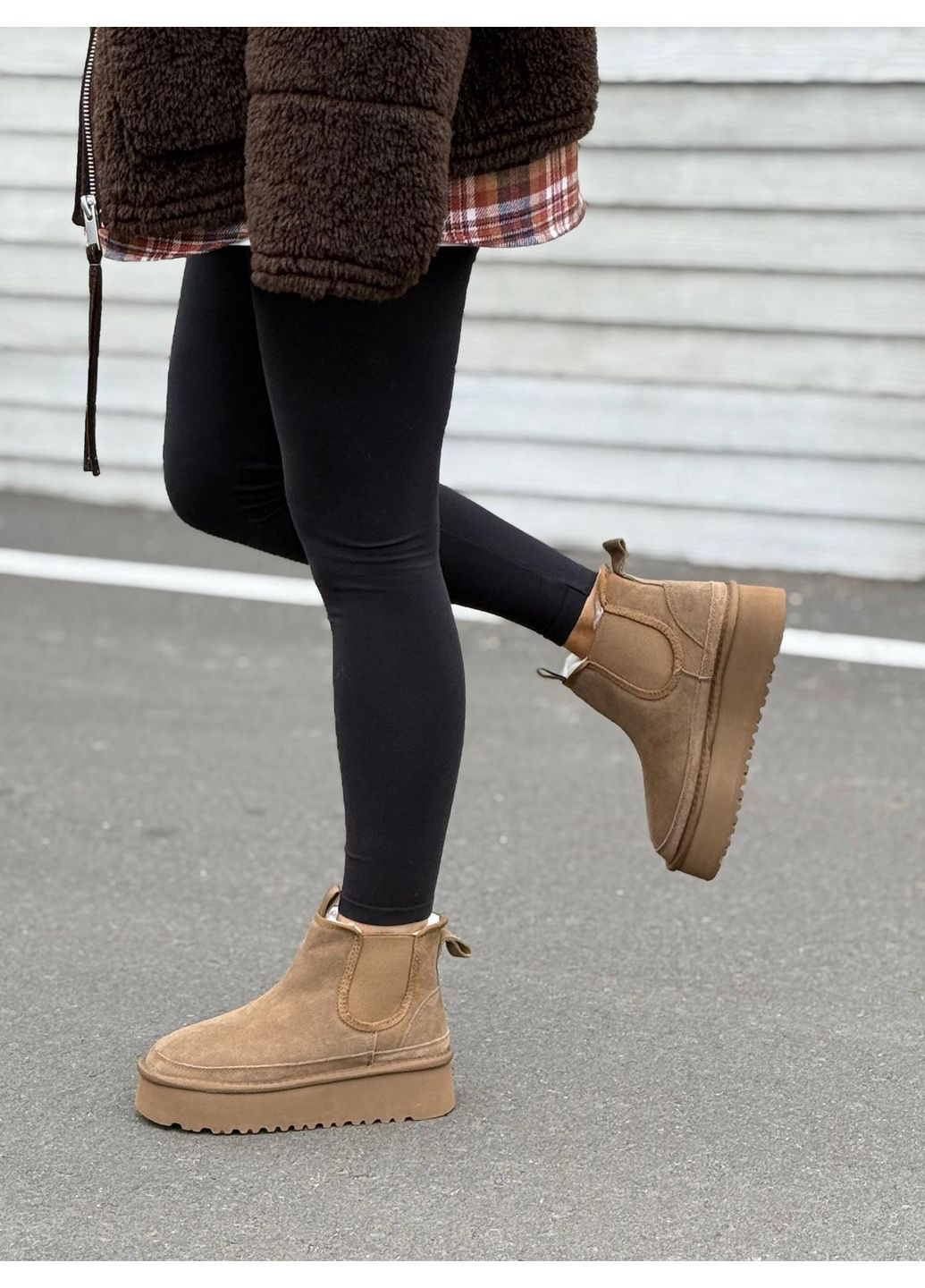 Жіночі уггі натуральна замша на платформі черевики теплі бежеві з хутром челсі зимові No Brand (366089054)