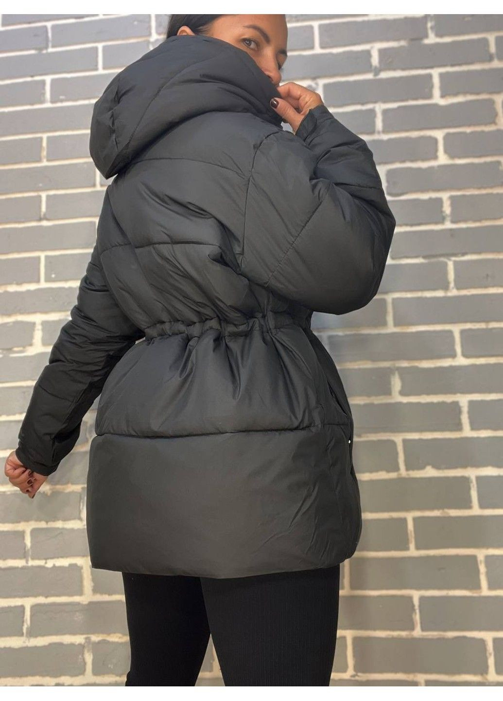 Черная демисезонная куртка женская 9020 удлиненная затяжка шнурок на талии надпись на груди Lady yep