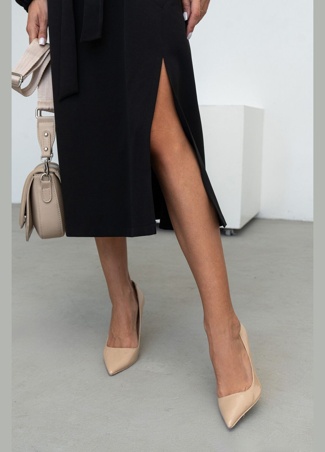 Чорна елегантна сукня міді довжини з v-подібною горловиною та асиметричними рельєфами (ск 0124) RiMari