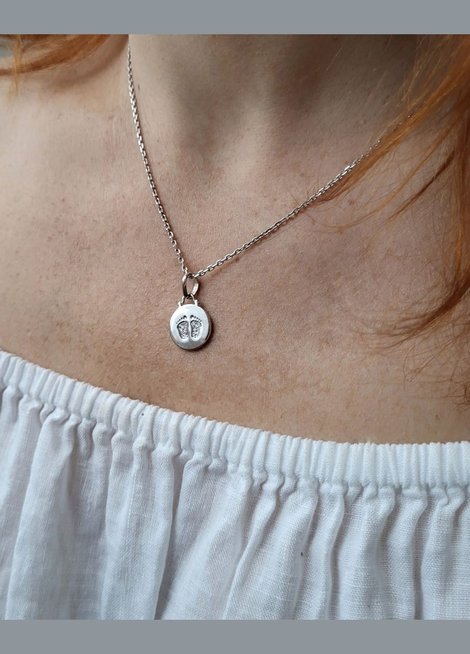 Серебряная подвеска круглый Медальон Следы с белыми камнями Серебро 925 пробы Родированное 3234р 2.70г No Brand (306743180)