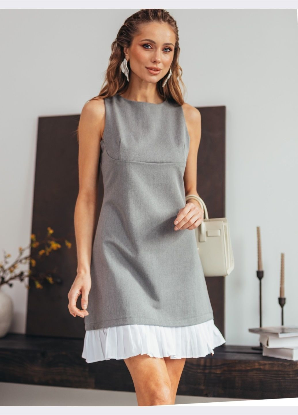 Серое кэжуал короткое платье серого цвета с рюшей Dressa однотонное