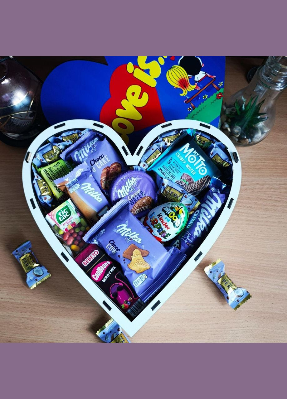 Подарунковий бокс серце з принтом «Love is...» із солодощами для дівчини або дитини (ar168) No Brand (317348279)