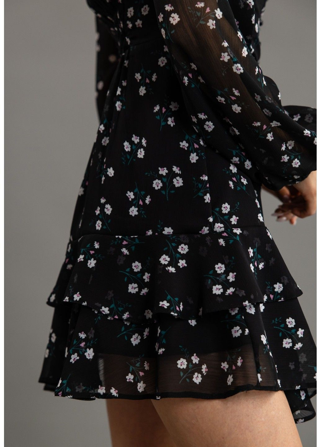 Черное платье шифон мини с белыми цветами воланами на черном. Bessa