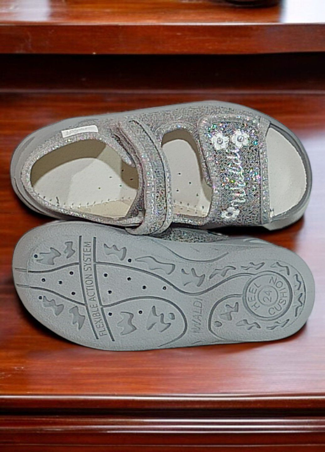 Серебряные текстильные тапочки для девочки открытые ортопедические Waldi со стразами, с вышивкой