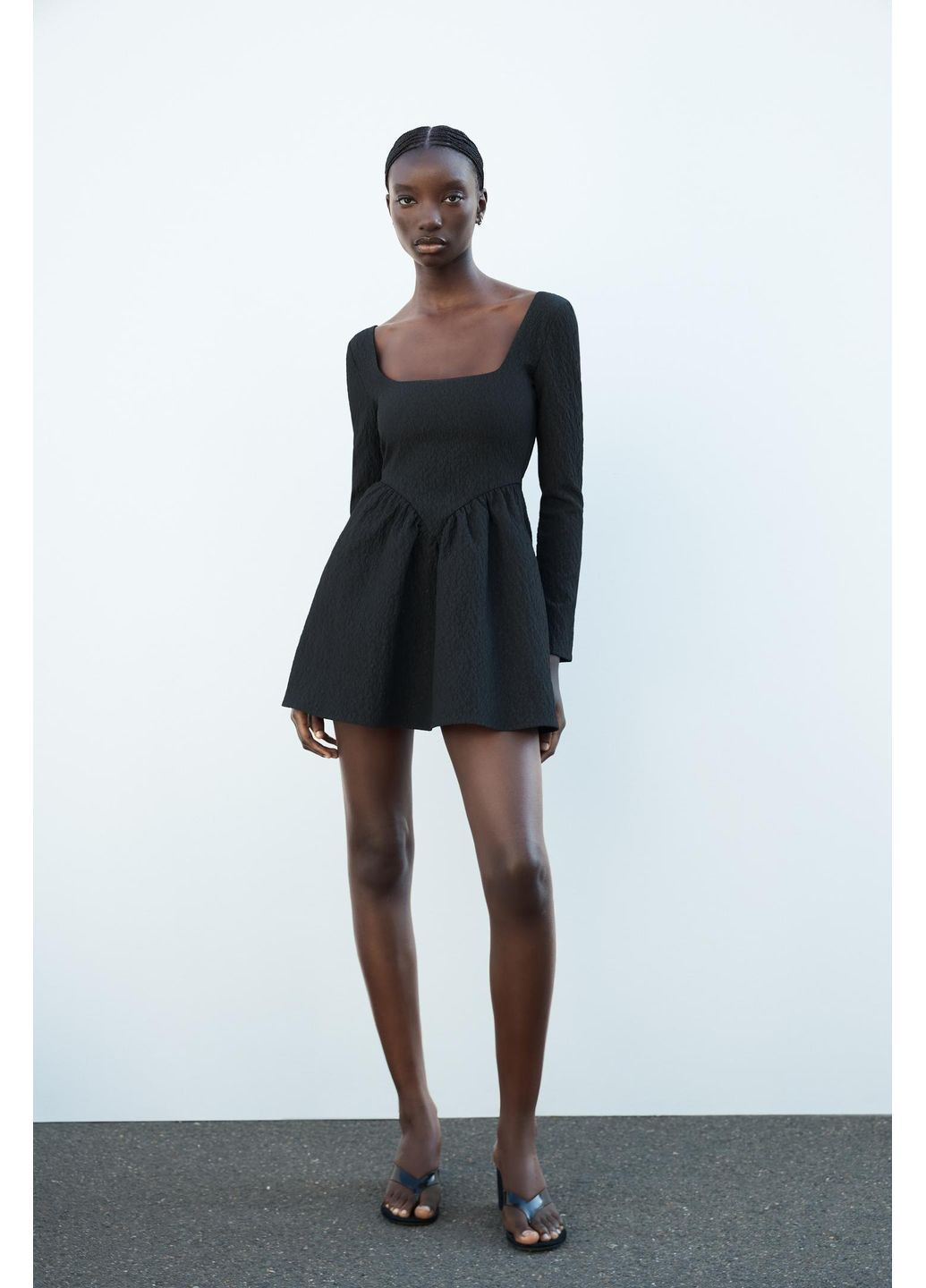 Черное праздничный, коктейльное, спортивное, карнавальный, откровенный, повседневный, кэжуал, вечернее стильное текстурное мини платье с декольте клеш, бэби долл, годе, а-силуэт Zara