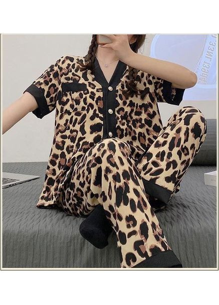Комбинированная всесезон стильная атласная женская пижама leopard домашний комплект 3в1 рубашка брюки с шортами рубашка + шорты + брюки No Brand піжама домашній комплект 3в1 леопардовий