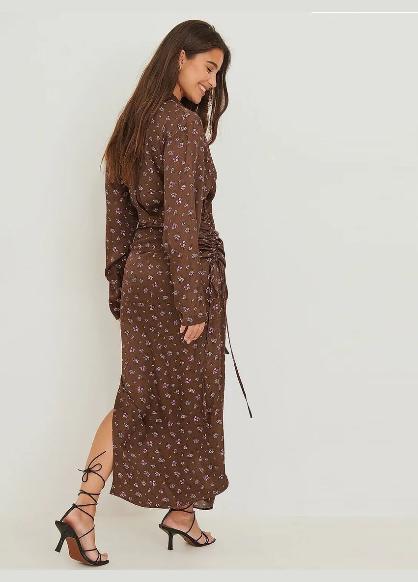 Коричневое платье с завязками NA-KD