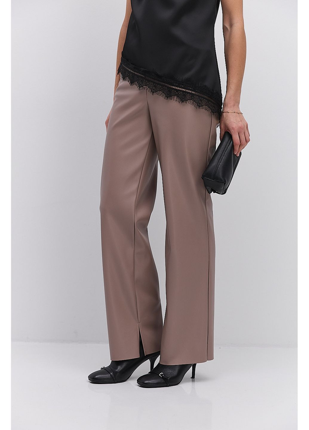 Женские кожаные бежевые брюки с разрезами внизу Arjen (370602276)