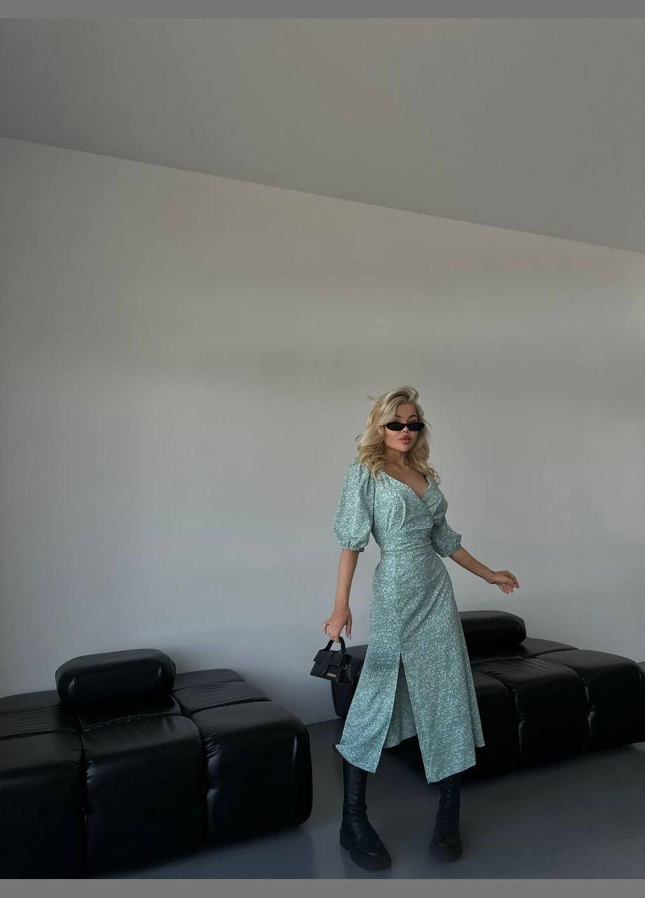 Оливкова красива літня оливкова сукня в квітковому принті з якісного софту, сукня з коротким рукавом та відкритим декольте No Brand