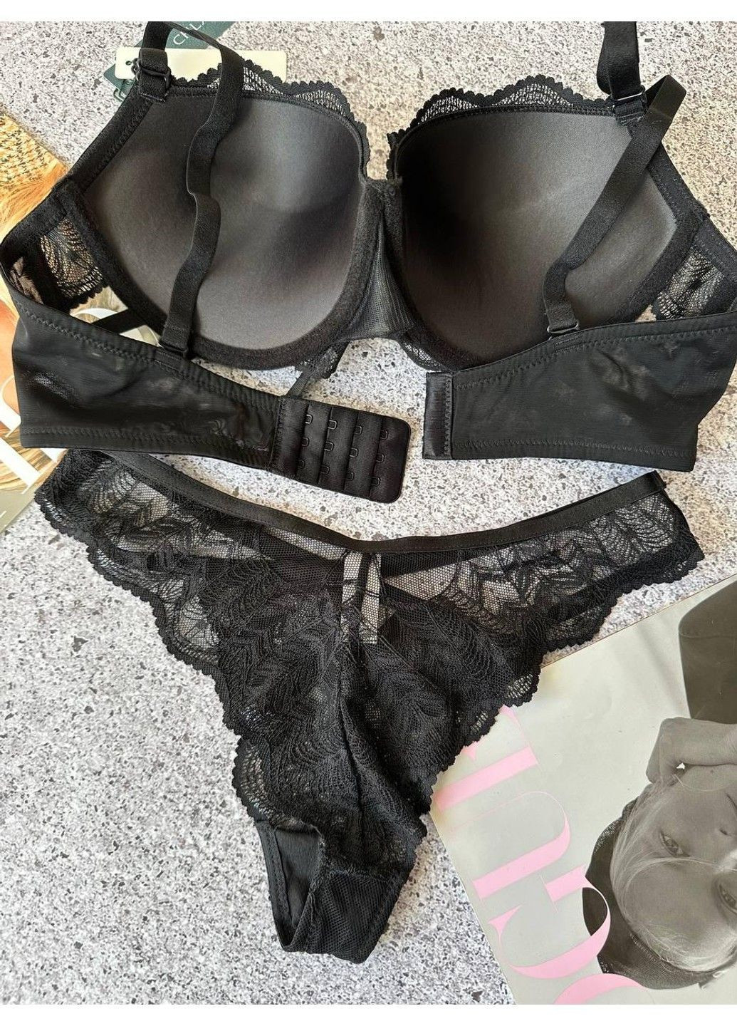 Чорний мереживний комплект push-up з декоративними стрепами чорний CHLX