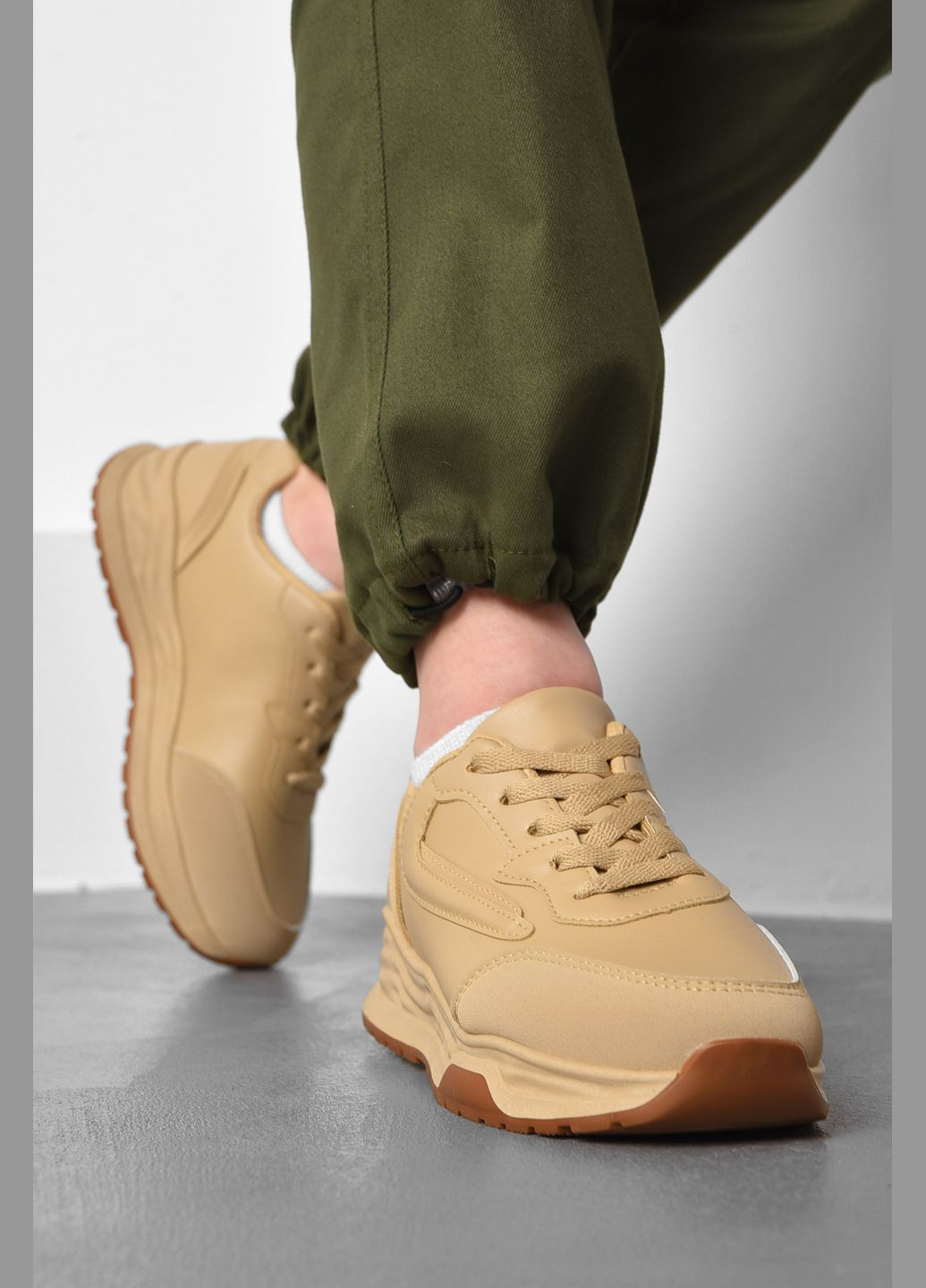 Бежевые демисезонные кроссовки женские бежевого цвета на шнуровке Let's Shop