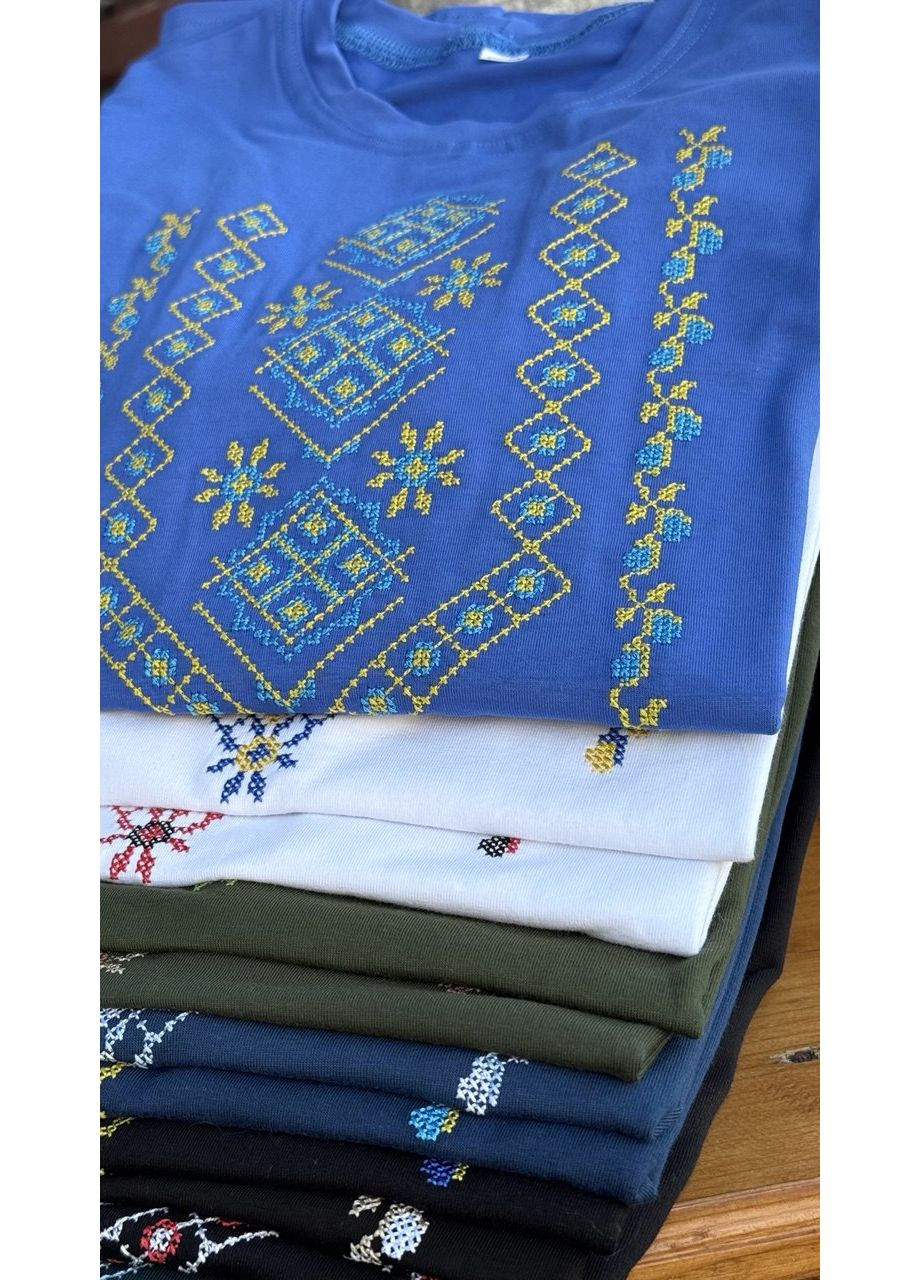 Блакитна жіноча футболка вишиванка смарагдового кольору вишита біло-блакитним хрестиком візерунок орнамент пряма стрейч кулір (354788243)
