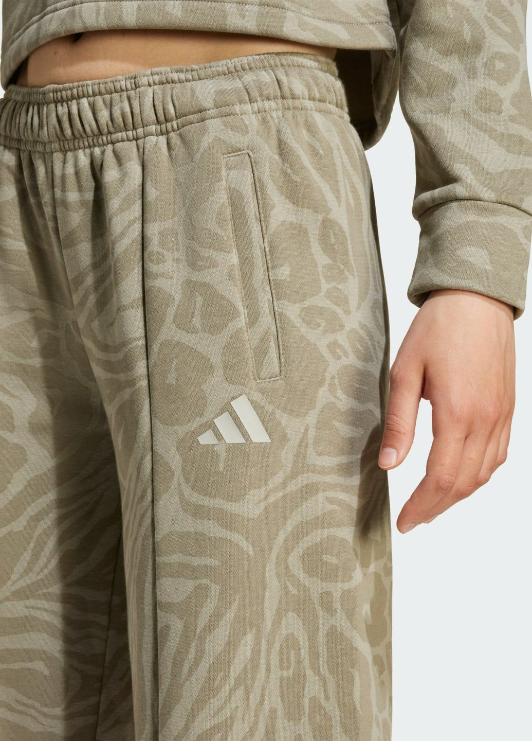 Зеленые спортивные демисезонные брюки adidas