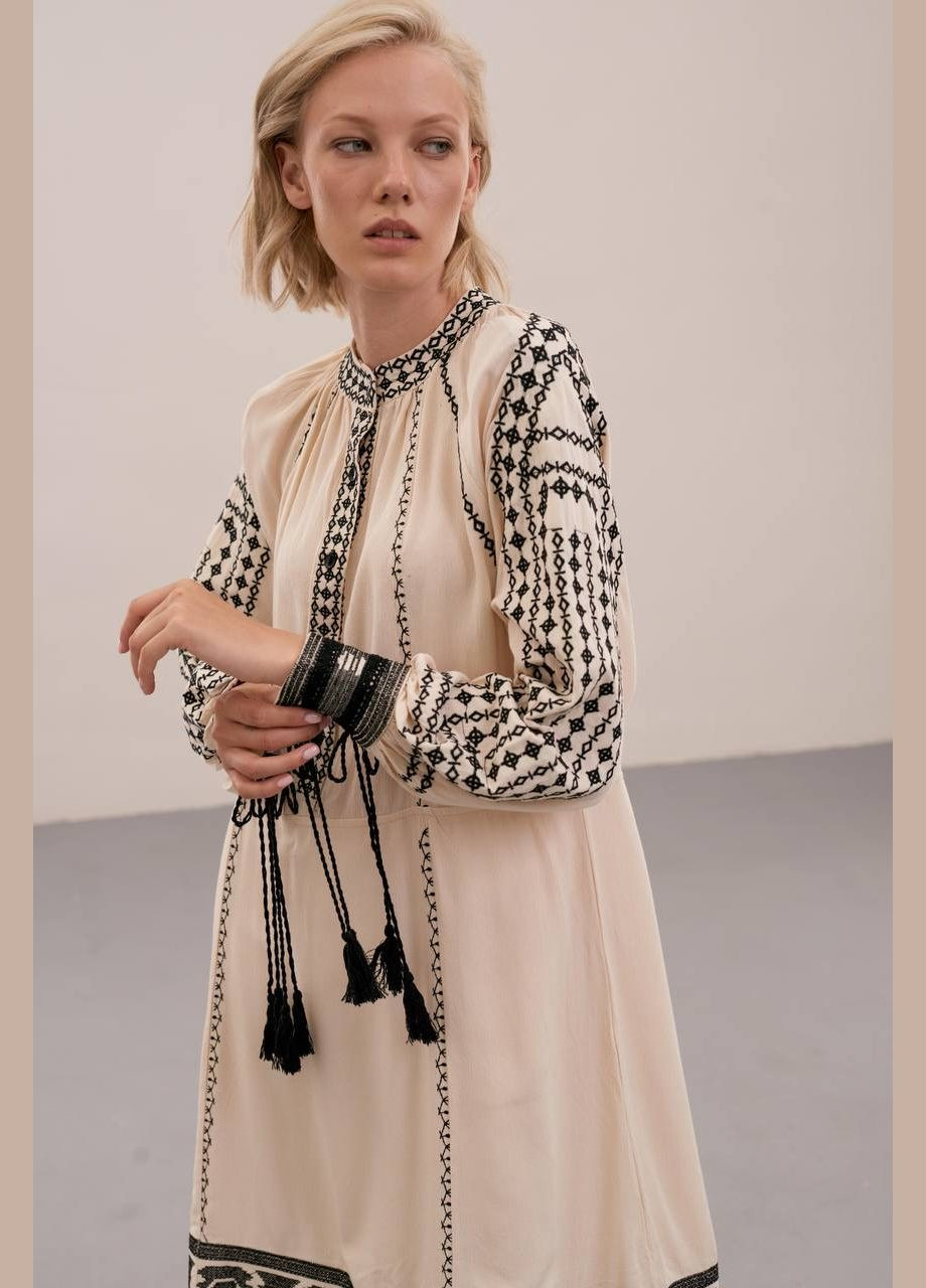 Бежевый зимний женское вышитое платье мария ESQ 1658