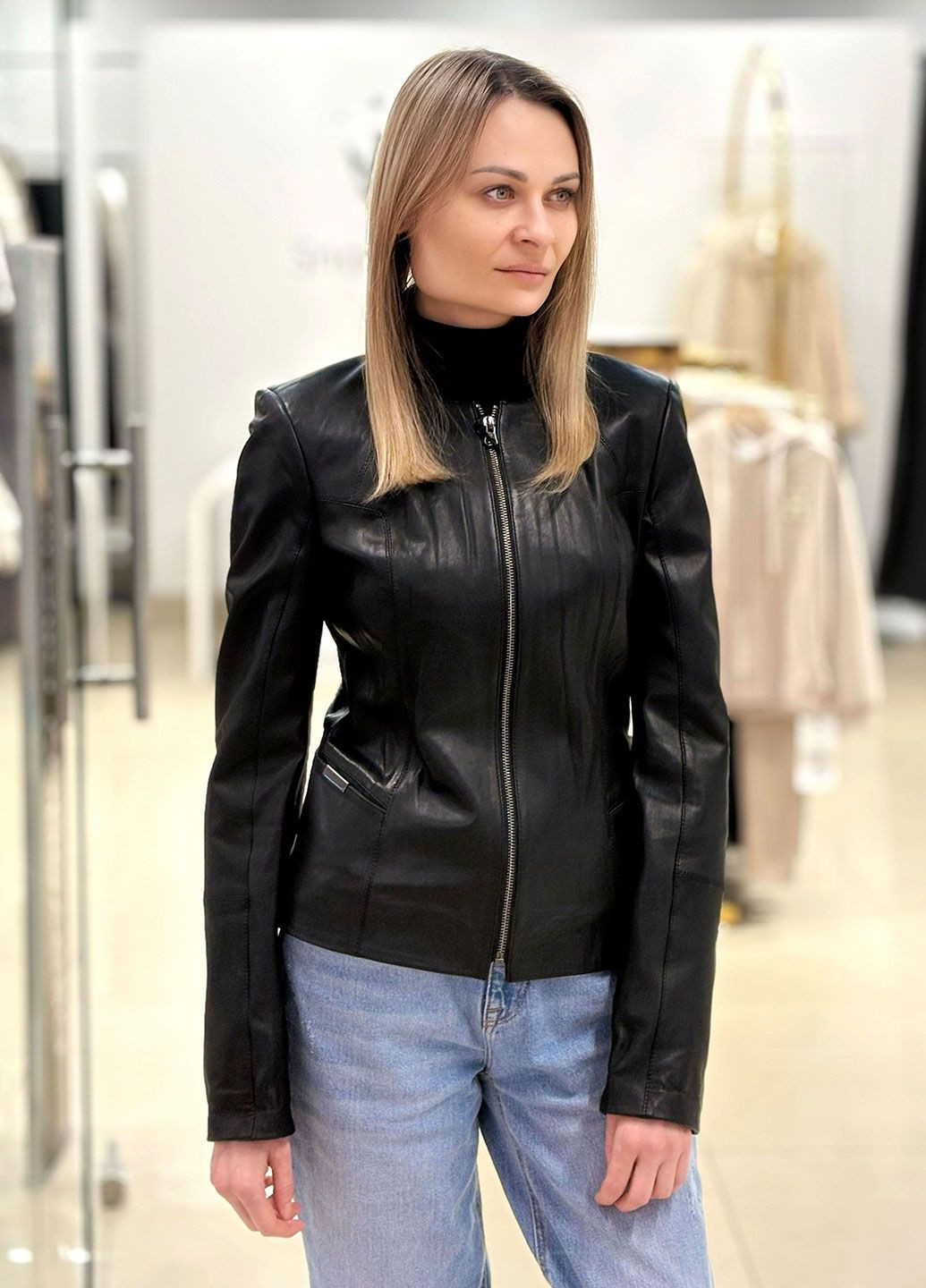 Черная демисезонная женская приталенная кожаная куртка куртка-пиджак Ece