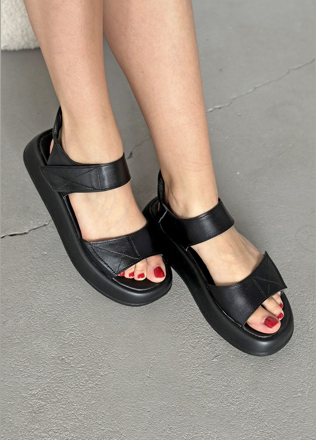 Черные минималистичные кожаные босоножки на черной платформе InFashion на липучке