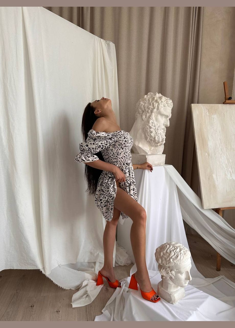 Белое лёгкое летнее платье с открытой зоной декольте и плечами в цветочном принте, короткое платье из качественного софта No Brand