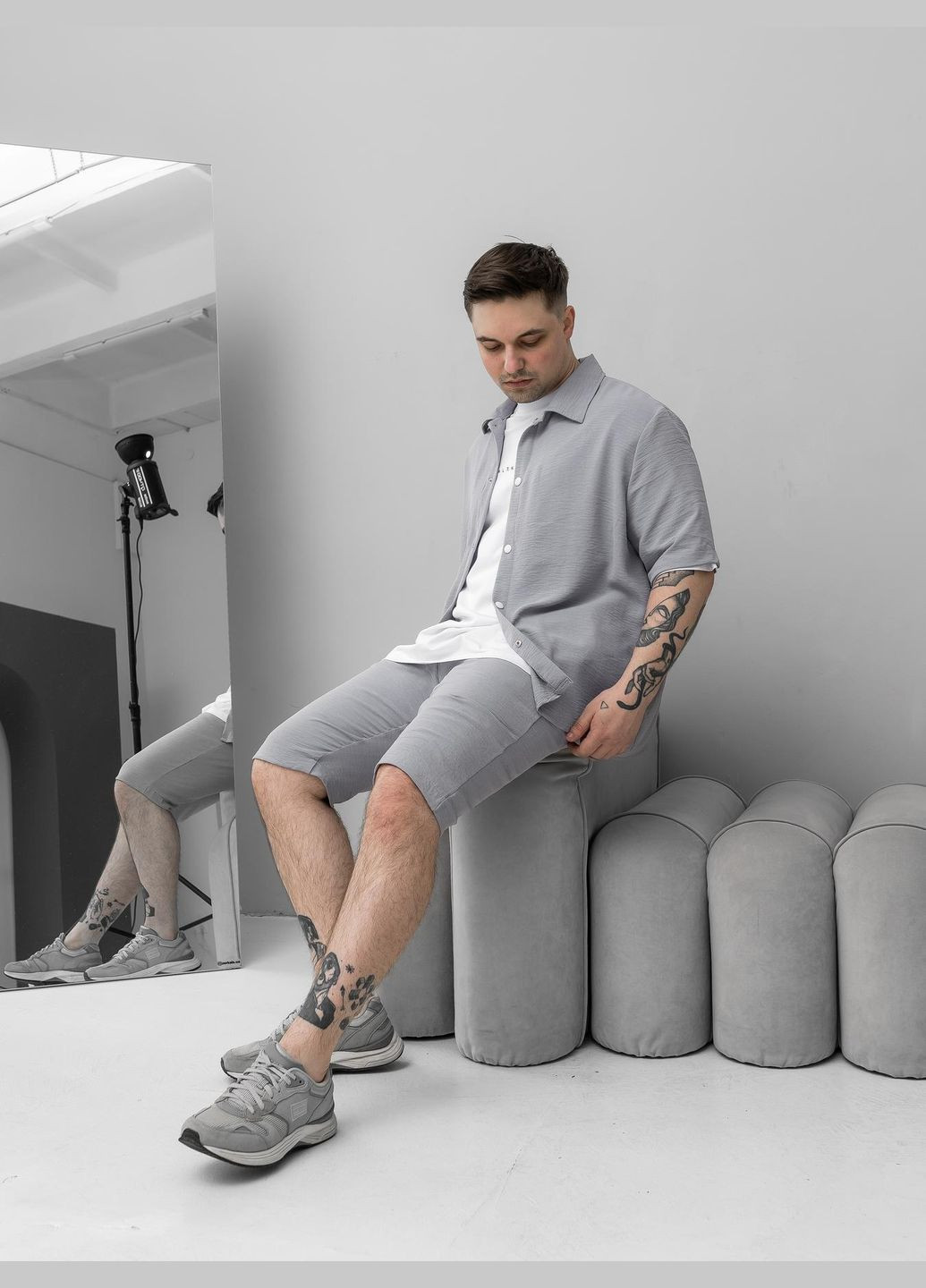 Світло-сірий літній стильний костюм з легкого матеріалу з сорочкою, з шортами Vakko