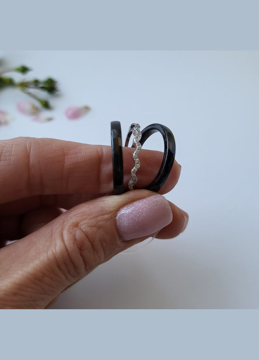 Кільце срібне жіноча каблучка чорна Кераміка з Білими Кам'ями розмір срібло 925 Родоване 1629003 6.95г No Brand (306742611)